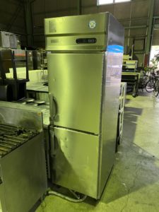 【渋谷区　店舗閉店】【厨房買取】フクシマ　2枚扉業務用冷凍冷蔵庫　ＡＲＤ－０６１ＰＭ